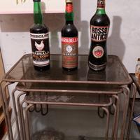 Rosso antico e tavolini vintage. 