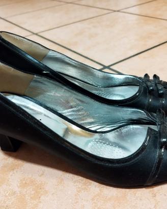 Scarpe decollete nere aperte