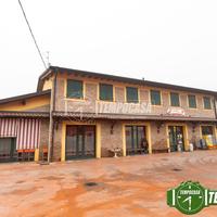 INTERO EDIFICIO COMMERCIALE E RESIDENZIALE CON TRE