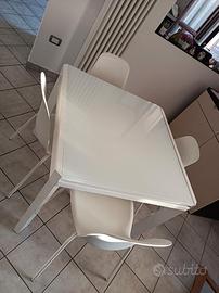 Tavolo con piano in vetro allungabile