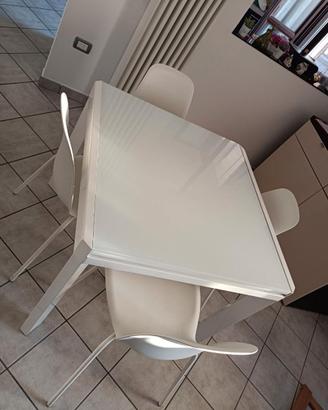 Tavolo con piano in vetro allungabile