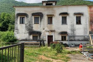 CASA SEMINDIPENDENTE A ATINA