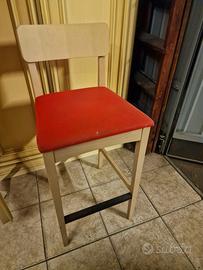 Sgabelli betulla e  rossi