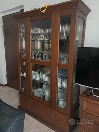 Mobili in legno di noce, e cristallo.