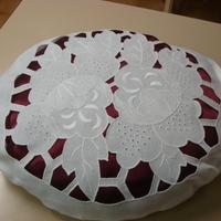 Coppia di cuscini rotondi ricamati a mano