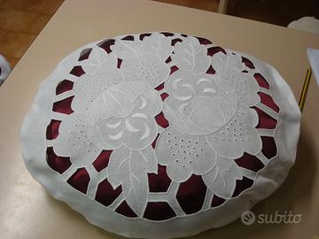 Coppia di cuscini rotondi ricamati a mano