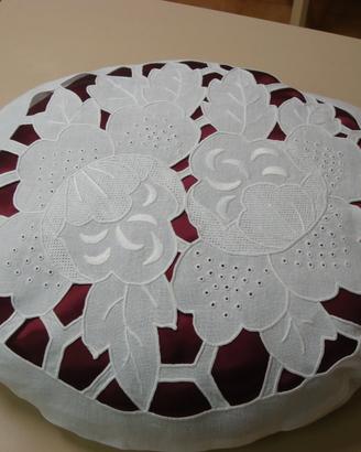 Coppia di cuscini rotondi ricamati a mano