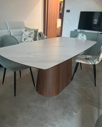 Tavolo moderno in ceramica effetto marmo