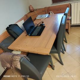 tavolo di legno con sedie