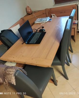 tavolo di legno con sedie