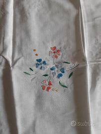 Tovaglia nuova di cotone ricamata a mano