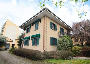 Villa di 520 m² con più di 5 locali e box auto a L