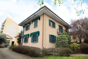 Villa di 520 m² con più di 5 locali e box auto a L