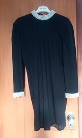 Abito nero con collo e polsini in perle bianche 