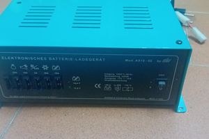 Carica batterie 12v 10a + 5 fusibili utenze - a910