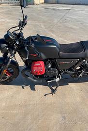 Moto Guzzi V7 - 2021. incluso passaggio e caschi