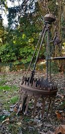 Antico lampadario in ferro battuto
