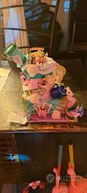 Torta scenografica finta tema Alice nel paese