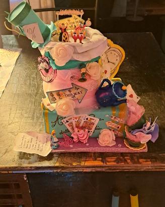 Torta scenografica finta tema Alice nel paese