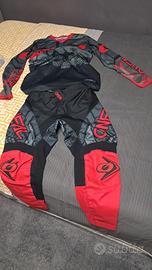 pantaloni e maglia da moto cross 