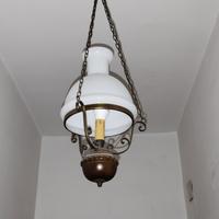Lampadari con paralume in vetro opalino.