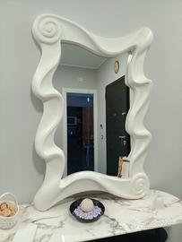 Specchio di design con cornice bianca scultorea
