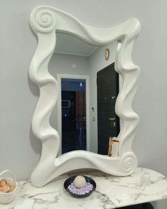 Specchio di design con cornice bianca scultorea