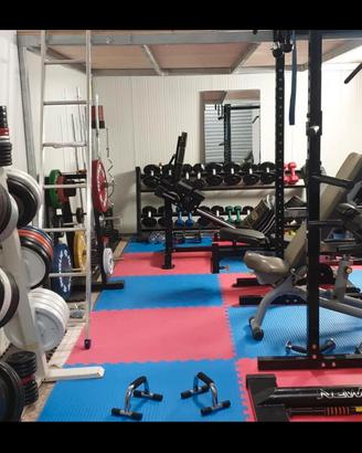 Palestra, Rack, Panca  , bilanciere e pesi.