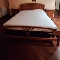 Letto matrimoniale e comodini - camera da letto