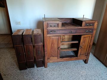Mobile in legno con specchio da restaurare