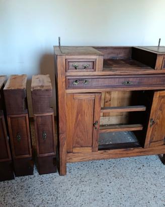Mobile in legno con specchio da restaurare