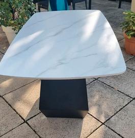 Tavolo in marmo e base in ferro