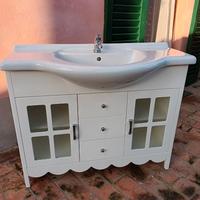 Mobile bagno in stile con gambe