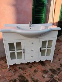 Mobile bagno in stile con gambe