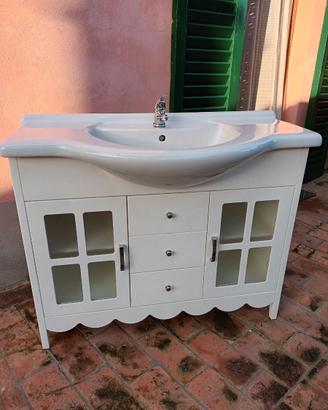 Mobile bagno in stile con gambe