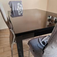 Tavolo in vetro nero allungabile