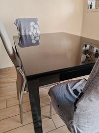 Tavolo in vetro nero allungabile