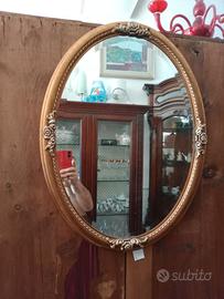 SPECCHIO OVALE CON CORNICE DORATA