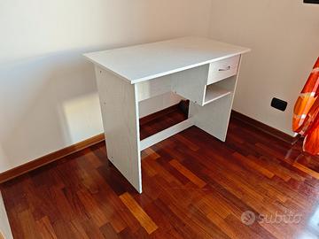scrivania in legno