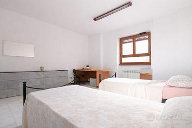 Spaziosa stanza doppia per studenti universitari