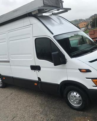 Iveco con tenda per mercato