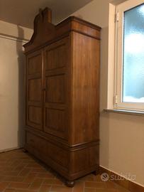 Armadio vecchio in legno massello