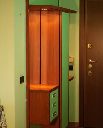 Mobile ingresso sospeso con specchio e luci