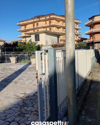 Immobile di 80 m² con 1 locale a Albanella