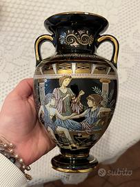 Vaso con incisioni dorate