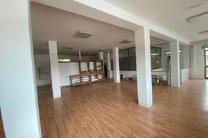 Locale commerciale vetrinato con ampio parcheggio