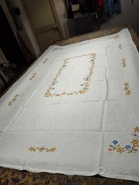 tovaglia punto in croce realizzata a mano 