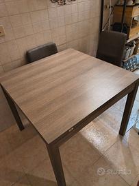 Tavolo 90x90  allungabile 120 euro trattabili 