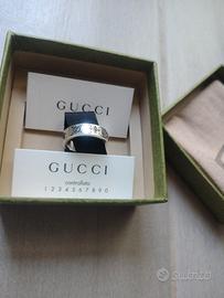 anelloGucci Anello a fascia con api e GG

