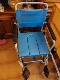 Sedia a rotelle comoda (WC) 